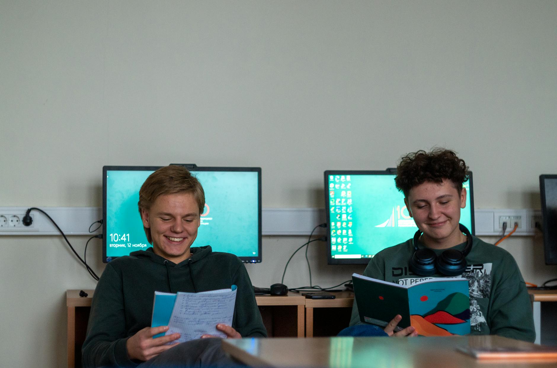 students reading together in computer lab