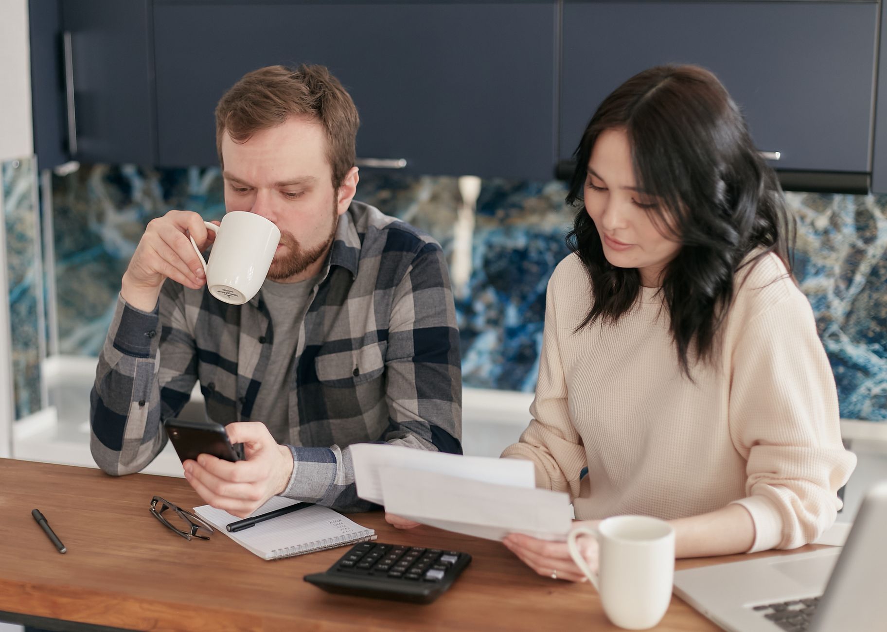 a couple budgeting expenses